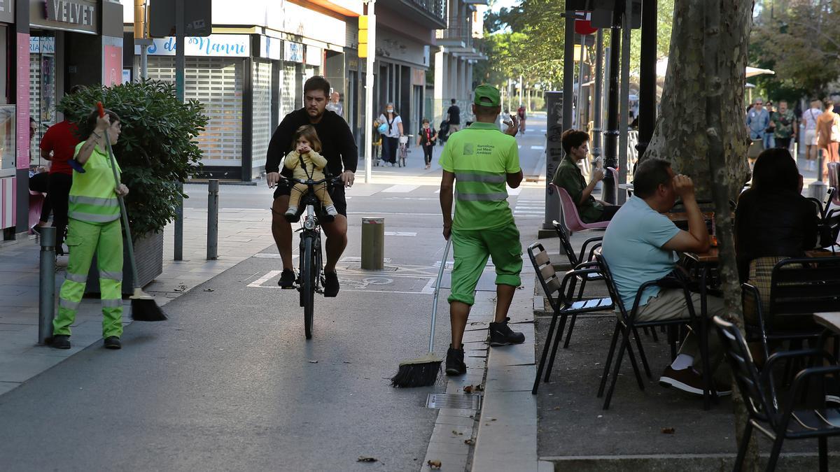 Personal de limpieza adecentando el entorno de Rambla del Poblenou con Doctor Trueta