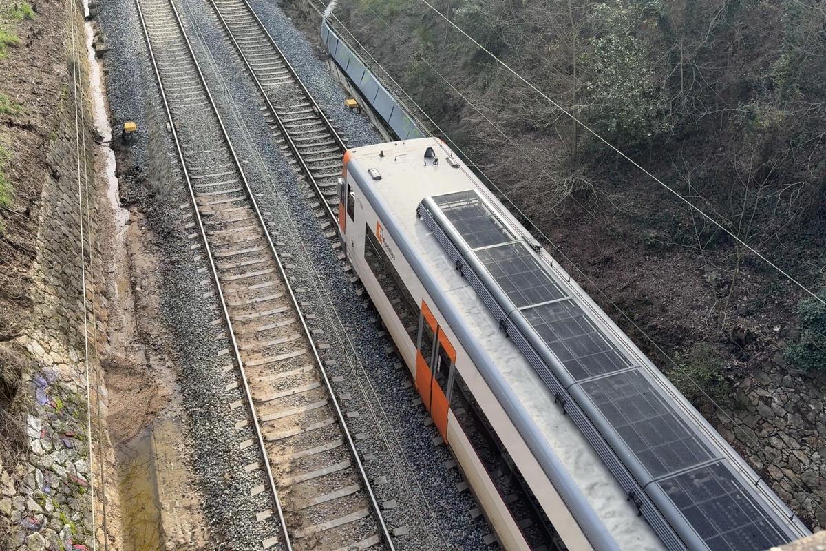 Un tren de Rodalies circula pel punt de Caldes de Malavella on han avisat de risc d'esllavissada