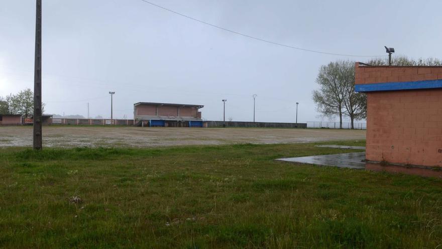 Vista del campo de fútbol de Castrelo en una imagen de archivo. |  Noé Parga