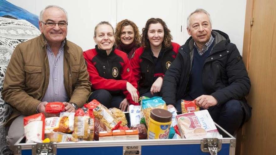 Vázquez, Torrado, Tejedor, Calviño y Constenla, ayer, con los alimentos donados a Cáritas. // Bernabé /C.M.V.