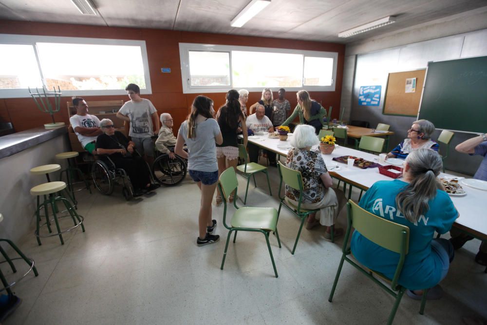 Los alumnos de 2º de ESO invitan a los mayores de Cas Serres a pasar una jornada en el centro tras colaborar con ellos en un proyecto solidario.