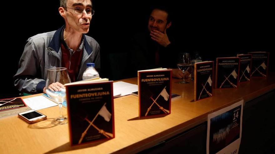 Javier Almuzara, durante la presentación del libreto de la ópera &quot;Fuenteovejuna&quot;, ayer, en Oviedo.