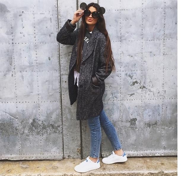 Las zapatillas blancas de Marta Lozano