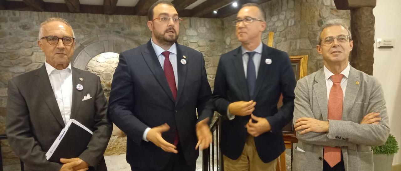 Por la izquierda, Tácito Suárez, Adrián Barbón, Pablo Fernández y José Manuel Llera, en el acto de Cangas de Onís.