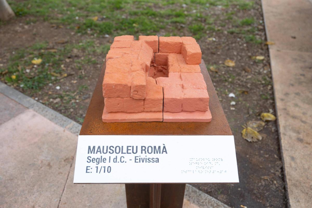 Maqueta a escala del mausoleo romano