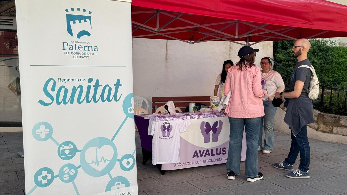 Carpa informativa del Ayuntamiento de Paterna con motivo del Día Mundial del Lupus esta mañana