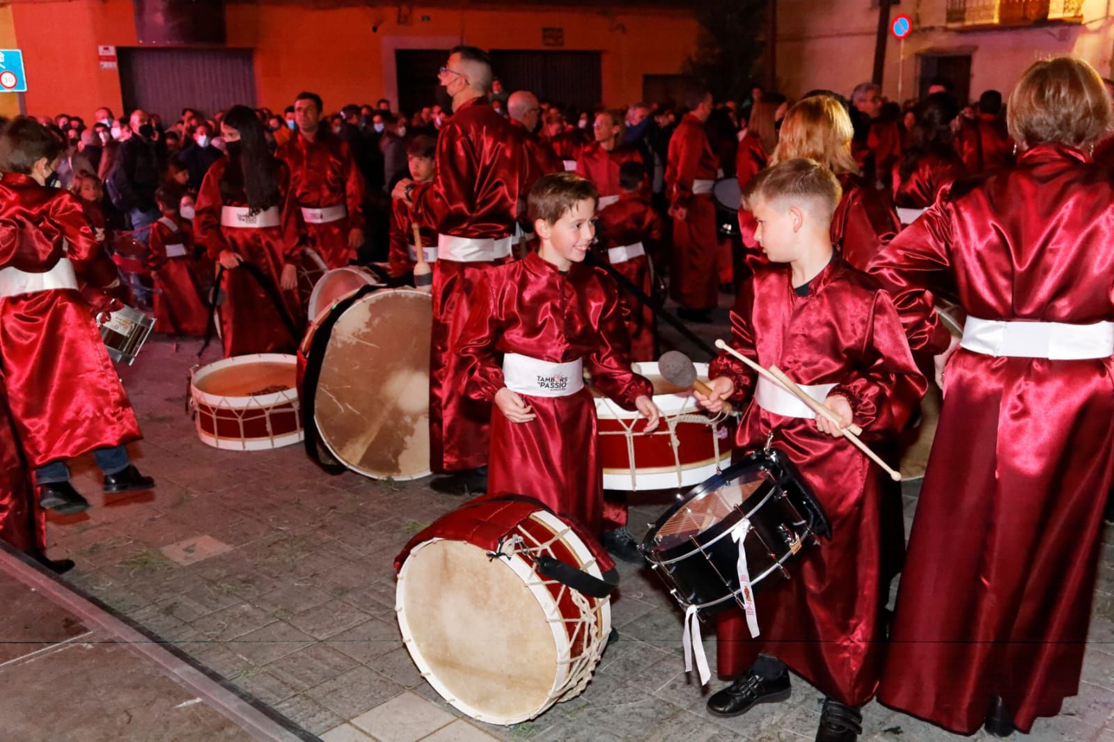 Els Tambors de Passió hacen vibrar Almassora en una noche mágica