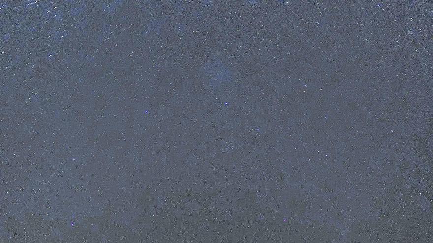 El cometa sobre el faro de sa Conillera a las 23.23 horas del pasado 15 de julio.