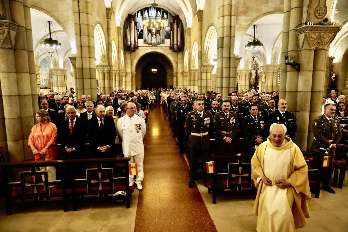 Alcaldesa, Carmen Moriyón, y el concejal de Relaciones Institucionales y Juventud, Jorge González-Palacios, asisten a la ofrenda floral a la Virgen del Carmen, patrona de La Armada.