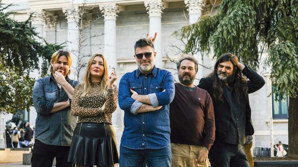 Héctor de Miguel, en el centro, junto a sus colaboradores de "Hora veintipico"