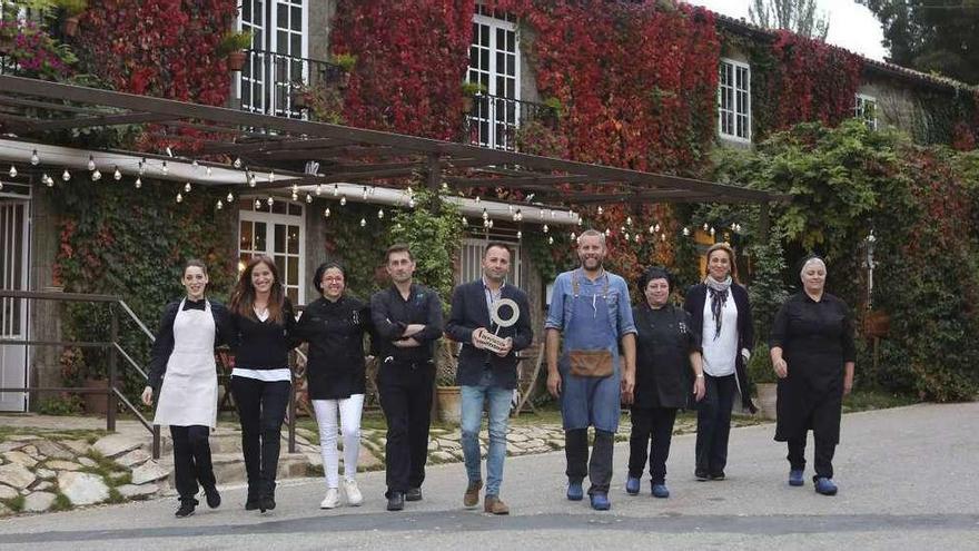 Francisco Formoso (en el centro) posa, ayer, junto a la plantilla del Eco Hotel Nós portando el premio de la Diputación. // Bernabé