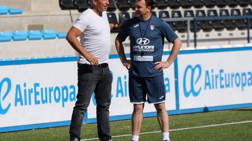 El presidente Ingo Volckmann habla con Josico en un entreno.