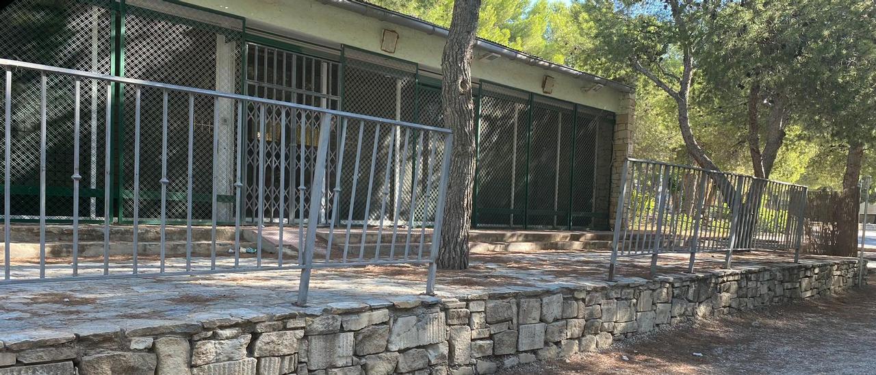 El bar del parque de San Crispín lleva años cerrado.