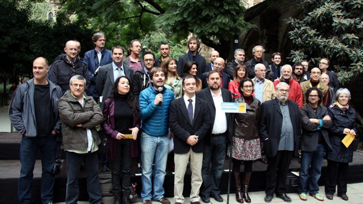 Foto de familia de los dirigentes de ERC con algunos de los famosos que les apoyan, este viernes en Barcelona.