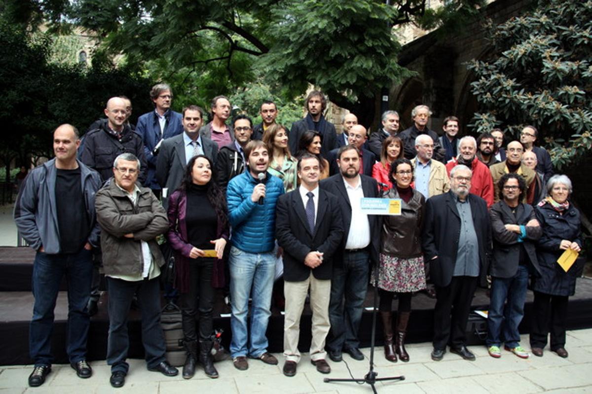 Foto de família dels dirigents d’ERC amb alguns dels famosos que els recolzen, aquest divendres a Barcelona. Foto de família dels dirigents d’ERC amb alguns dels famosos que els recolzen, aquest divendres a Barcelona.