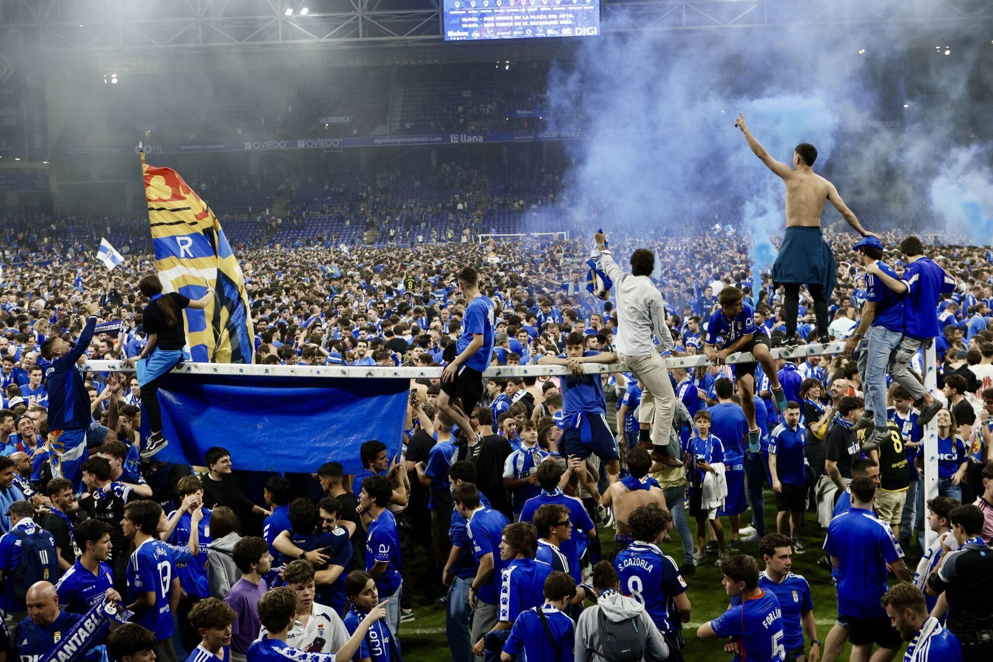 Así se vivió en el Carlos Tartiere la noche del ascenso del Oviedo a Primera División 24 años después