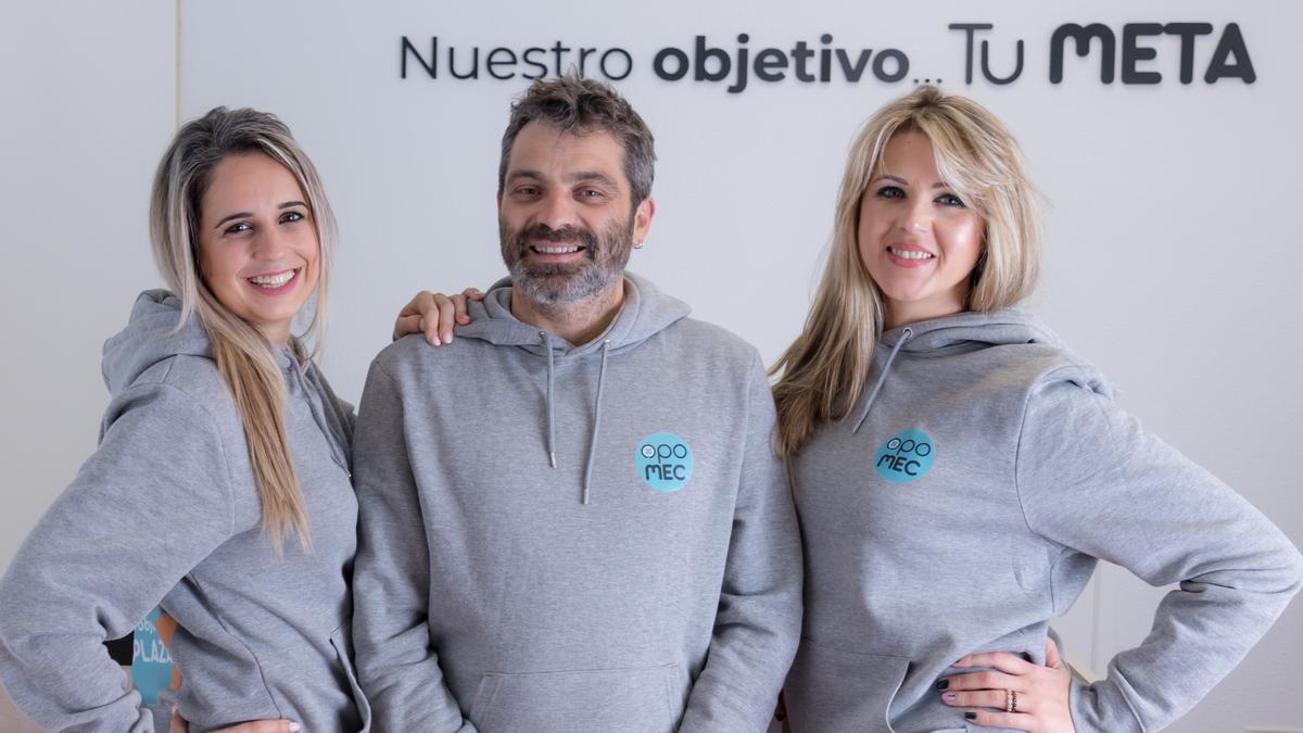 Esmeralda Muñoz, Moisés Vega y Carmen Roca, formadores de la academia OpoMEC en Alicante.