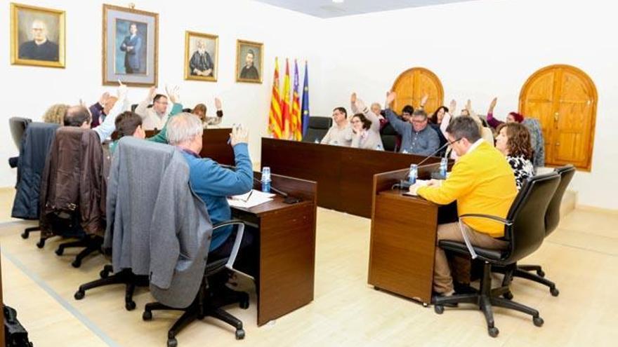Los concejales votan una moción durante el pleno de ayer en Sant Josep.