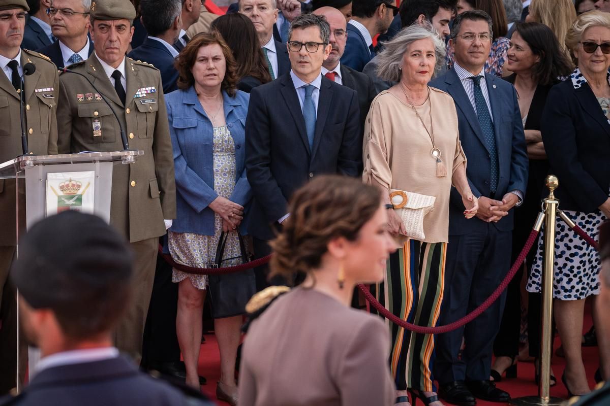 Ayuso pasa revista en la parada militar del Dos de Mayo. Al fondo, Bolaños con otros asistentes.