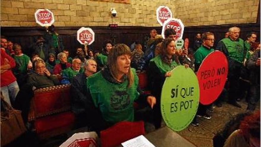 Acció de protesta La PAH interromp el ple amb crits i pancartes