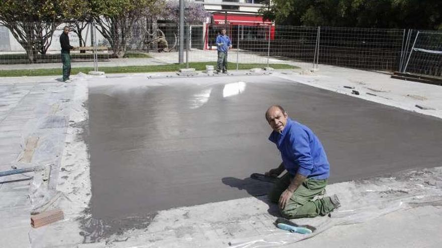 La empresa trabajó ayer en la actuación en la Praza Massó. // S. Á.