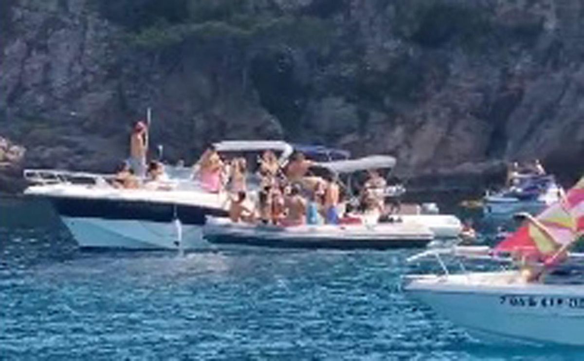 Els Mossos posen fi a una festa amb embarcacions a la cala el Golfet amb l’himne espanyol sonant a tot drap Els Mossos posen fi a una festa amb embarcacions a la cala el Golfet amb l’himne espanyol sonant a tot drap