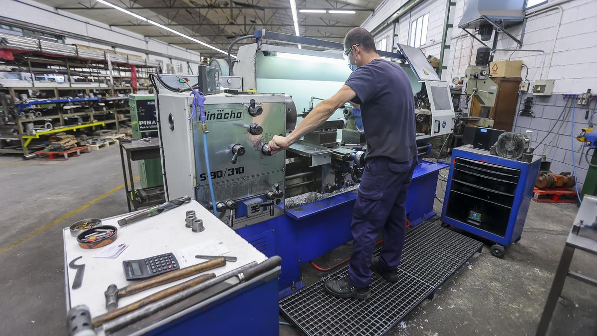 Un operario trabajando en una empresa del metal dedicada a la fabricación de maquinaria en Xixona.