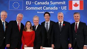 La UE y Canadá firman el acuerdo de libre comercio bilateral (CETA, por sus siglas en inglés) en Bruselas.