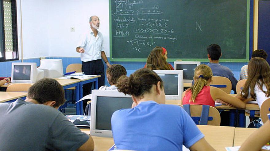 Un professor imparteix una classe a uns alumnes de batxillerat en un centre de Girona.