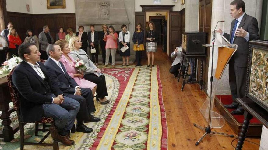 Abel Caballero se dirige a Jesús Fuentes y Ana María Sánchez durante la ceremonia en Castrelos. // J. Lores