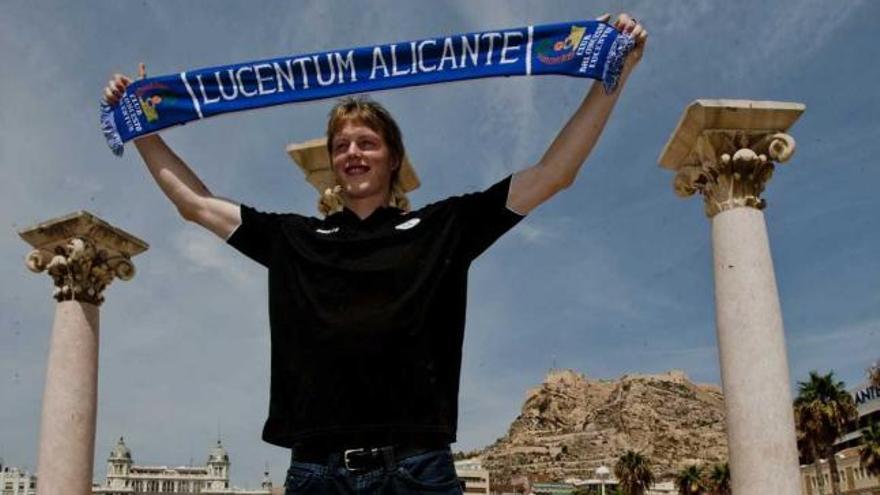 Kyle Singler posa con una bufanda del Lucentum ayer en el paseo del Puerto de Alicante.