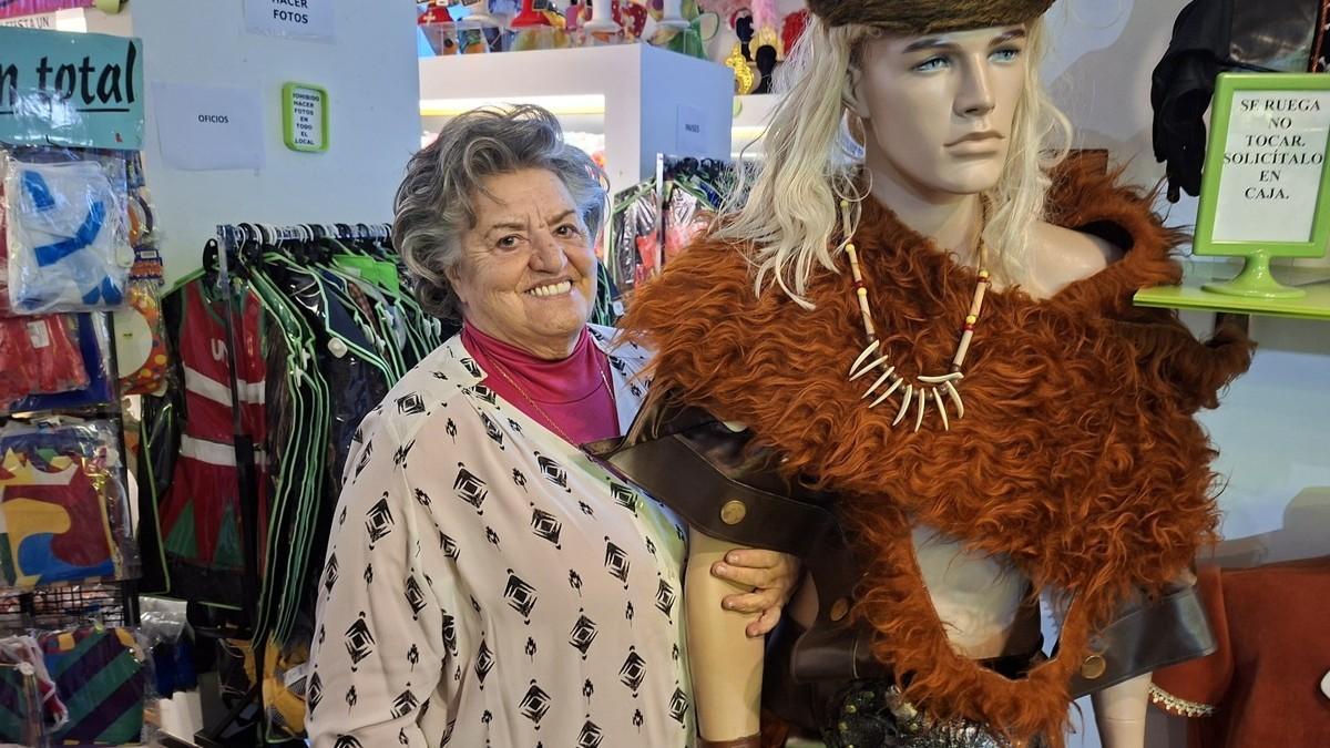 La propietaria de la tienda de disfraces Teular, Pilar Vidán.