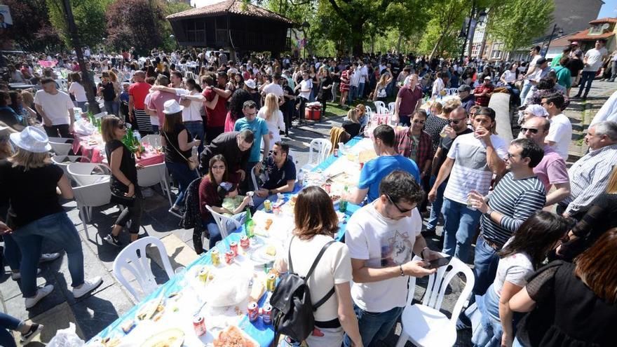 Gente comiendo en la calle la pasada edición de las fiestas del Bollo.