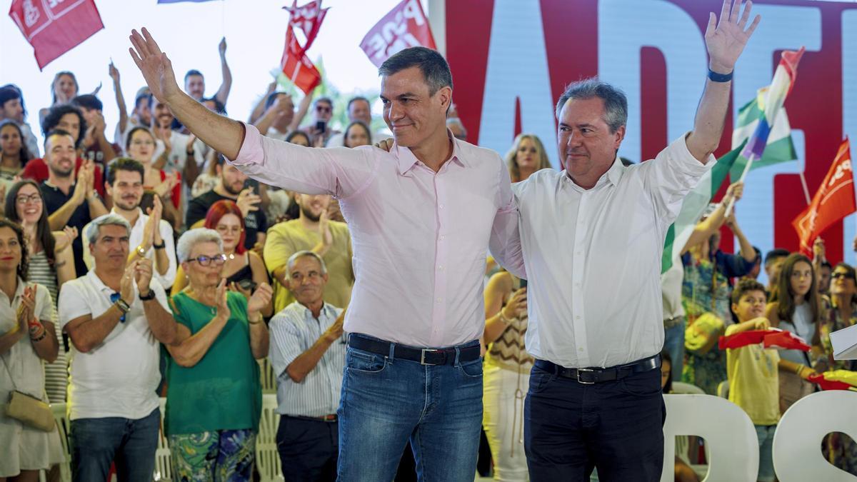 Juan Espadas, nuevo portavoz del PSOE en el Senado, junto a Pedro Sánchez en un acto en Sevilla.