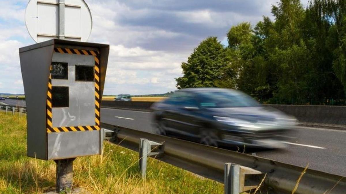 Un vehículo circula por un tramo de carretera con radar.