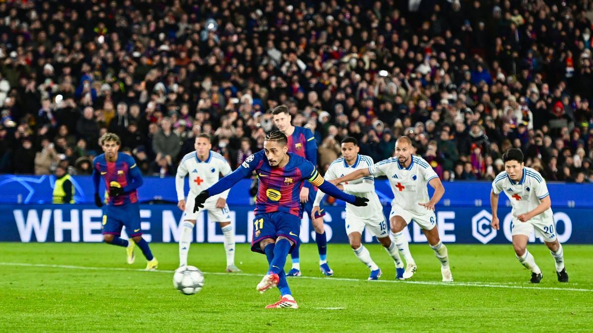 Raphinha lanza el penalti que supuso el tercer gol.