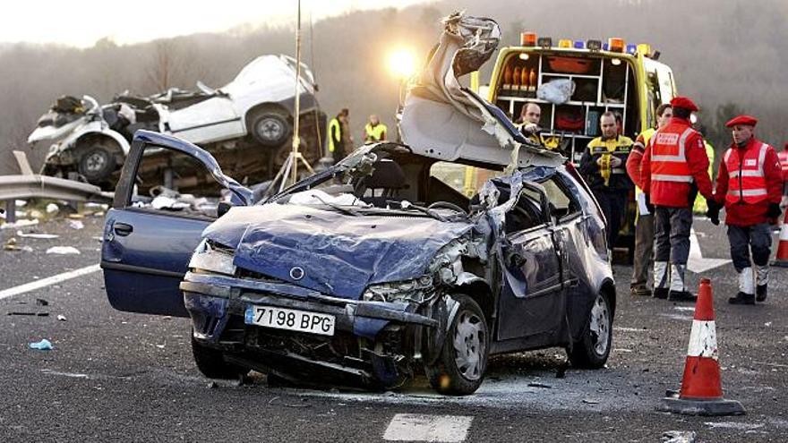 Imagen del lugar del accidente que ha costado la vida a dos personas, mientras que una tercera ha resultado herida de gravedad, que se ha producido esta tarde en la Autovía de Leitzaran (A-15), a la altura de la localidad de Lekunberri, cuando una furgoneta y un turismo han colisionado.