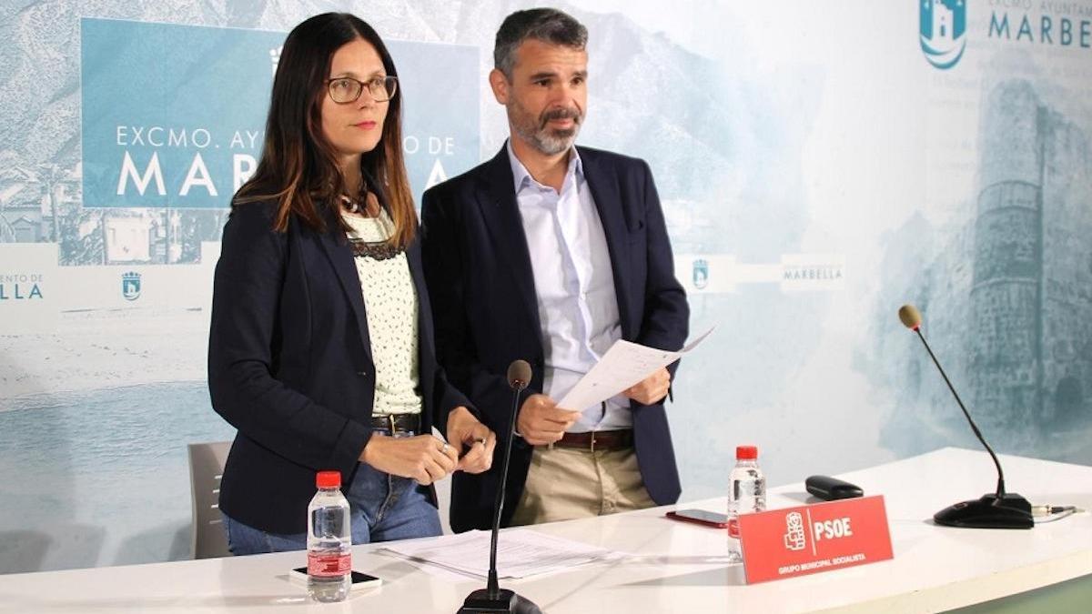 Los concejales del PSOE Isabel Pérez y José Bernal.