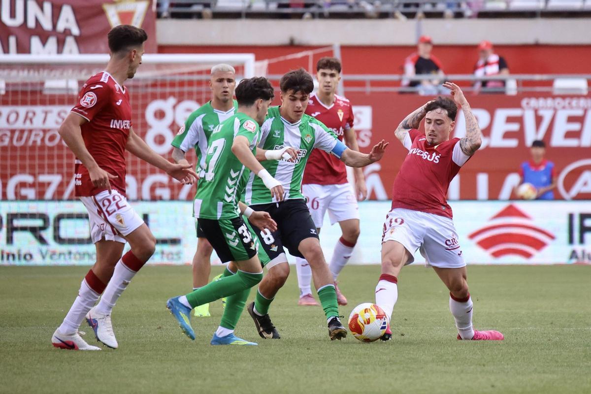Una jugada del partido entre el Real Murcia y el Betis Deportivo