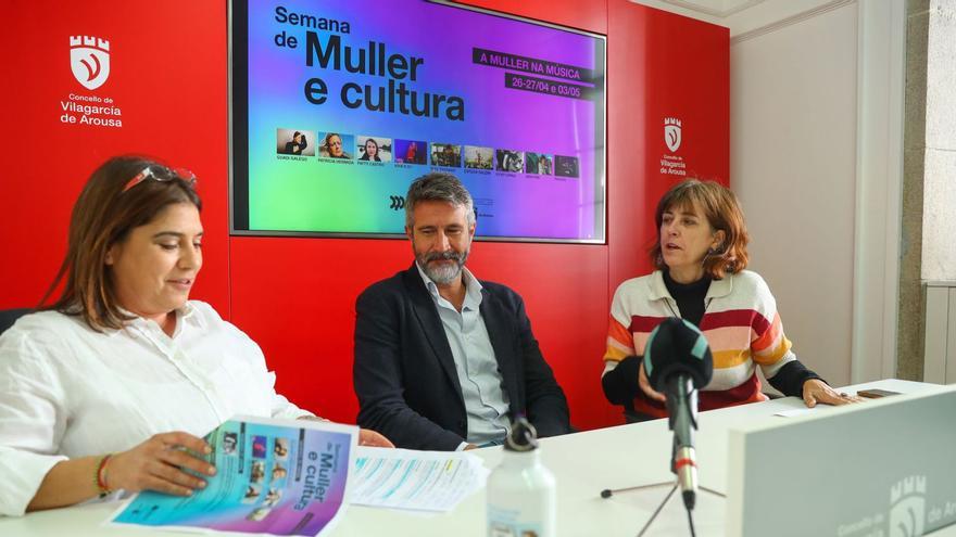 La concejala de Igualdade, Tania García; el alcalde Alberto Varela; y la directora del CIM, Julia Barbosa, ayer en la presentación.