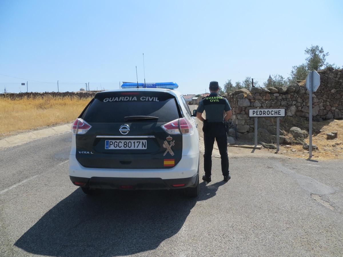 Patrulla de la Guardia Civil a la entrada de Pedroche.
