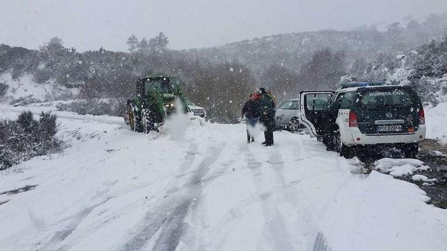 La intensa nieve hizo intransitable la carretera de Muiños, en Ourense. // Iñaki Osorio