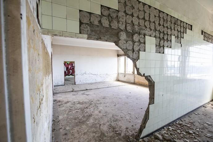 12.04.19.Las Palmas de Gran Canaria. Urbex / Reportaje con dos aficionados a la.exploración urbana de lugares abandonados.(urbex) en La Casa del Niño. Foto Quique Curbelo  | 12/04/2019 | Fotógrafo: Quique Curbelo