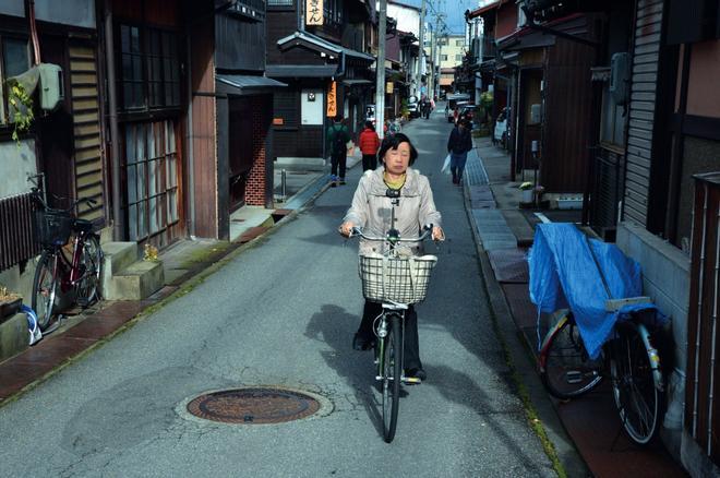  En bici por el centro histórico de Takayama.