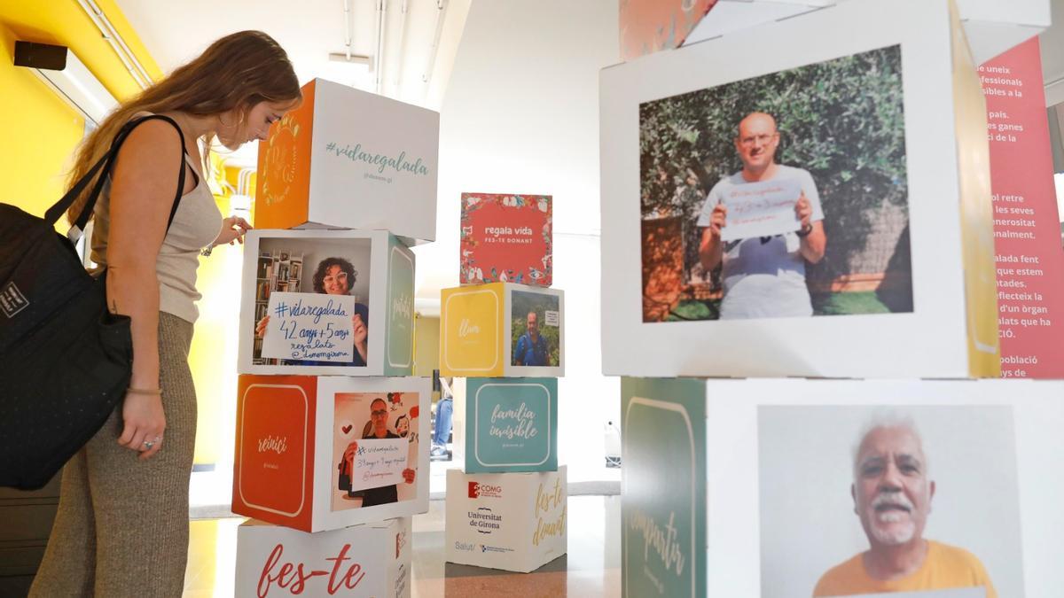 L&#039;exposició que homenatja els donants, al vestíbul de les facultats de Medicina i Infermeria