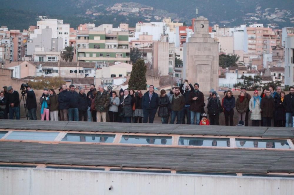 Más de 500 personas admiran el solsticio de invierno en la Seu