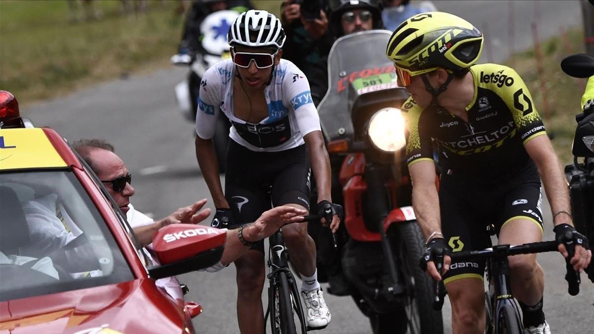 El director del Tour, Christian Prudhomme, anuncia a Simon Yates y Egan Bernal la suspensión de la etapa.