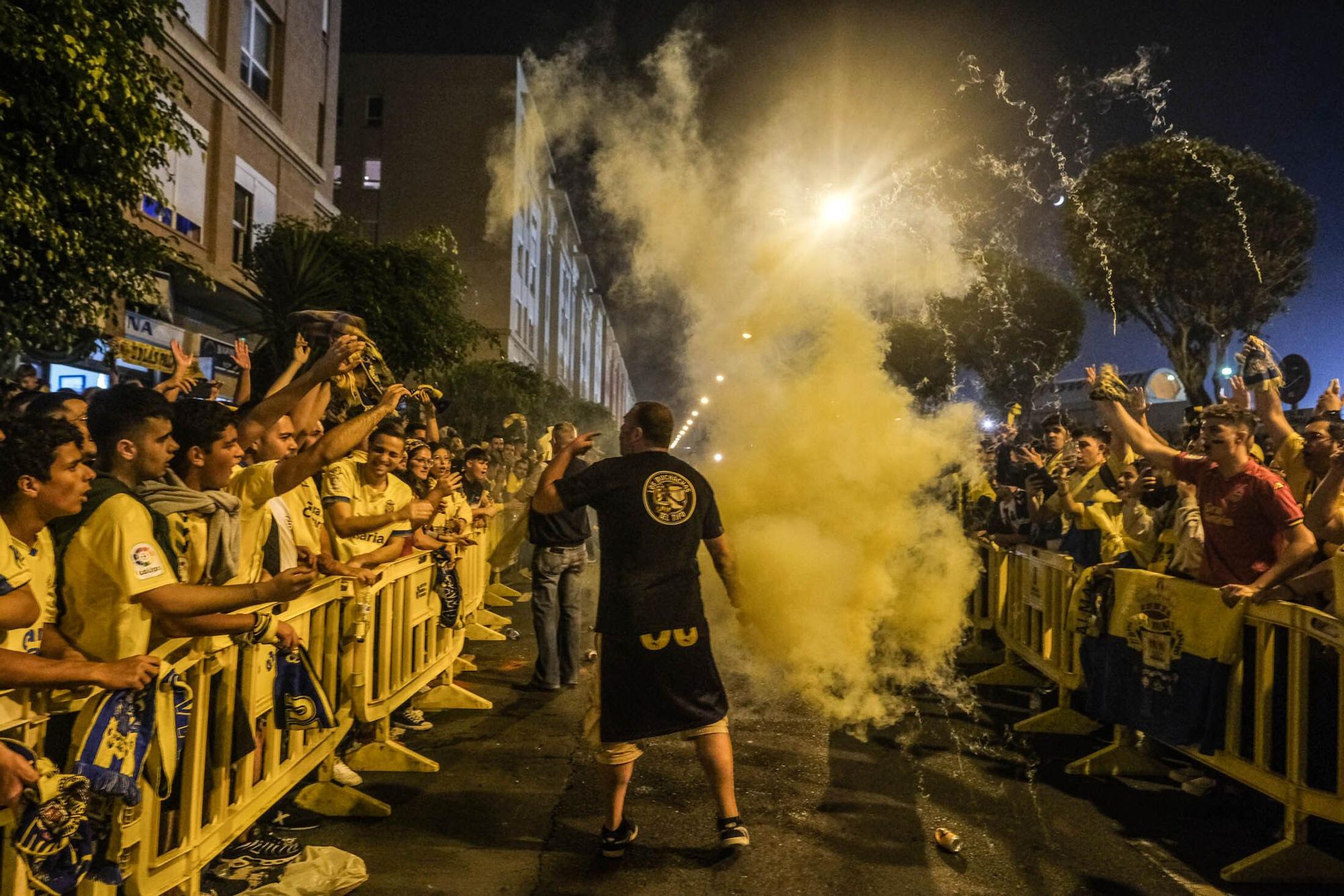 Los aficionados de la UD Las Palmas reciben la guagua con los jugadores antes del derbi