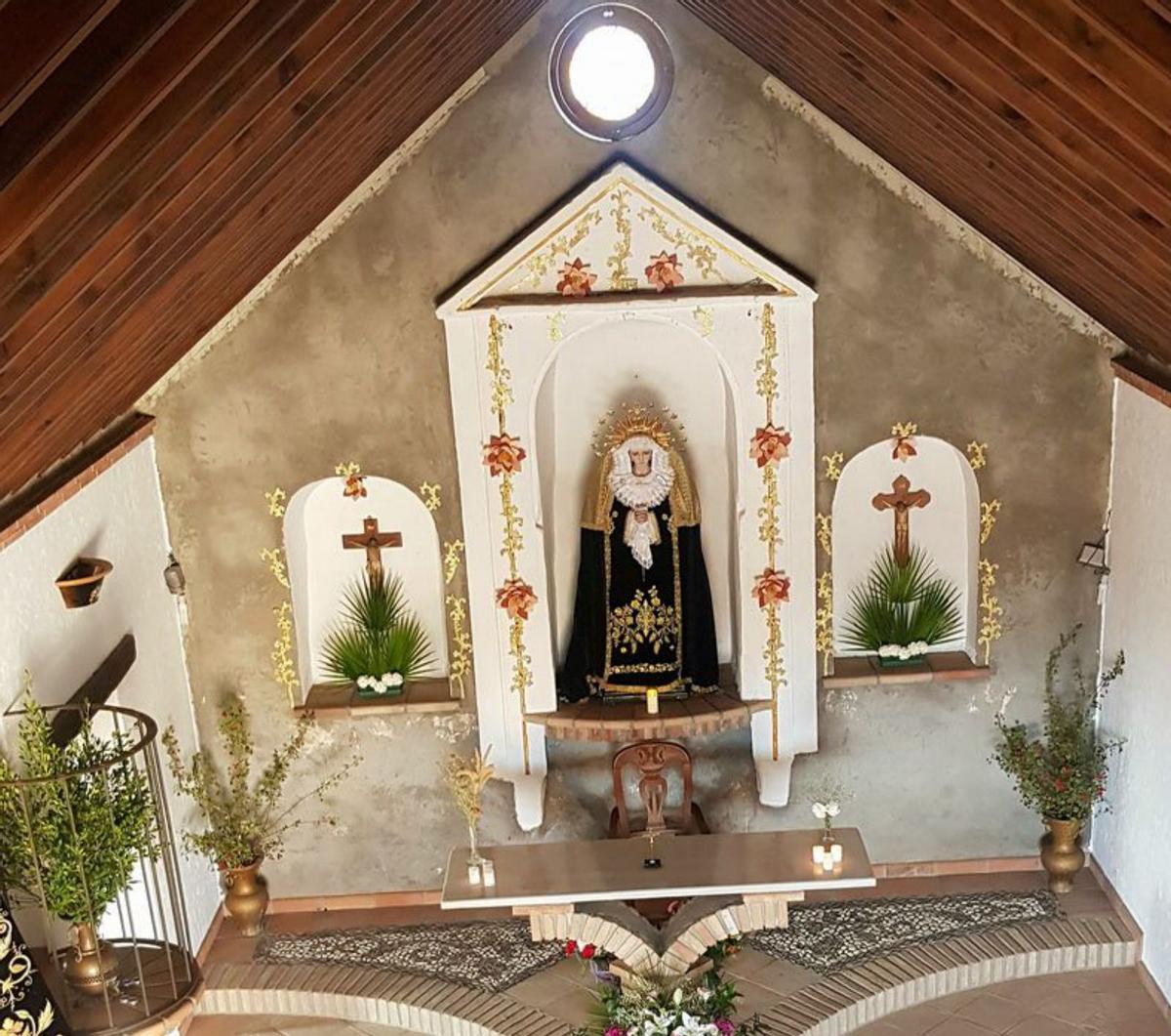 El interior de la ermita, con la Virgen de los Dolores. |  L. O.