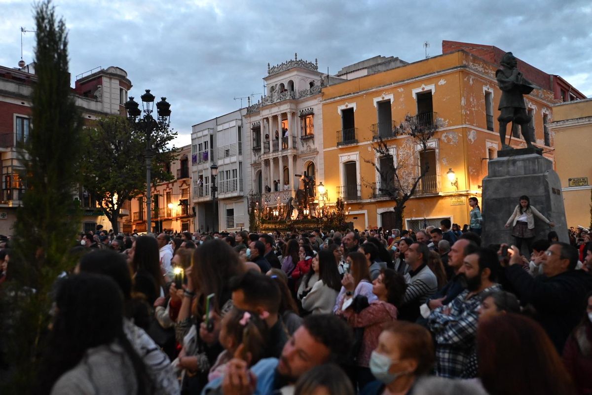 El paso del Descendimiento rodea la plaza de San Andrés.